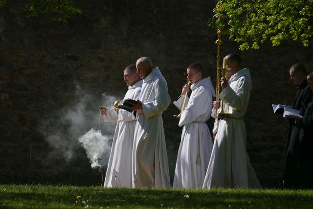 Sacramentsprocessie in abdij van Solesmes, mei 2016 (foto Hugo Casaer).