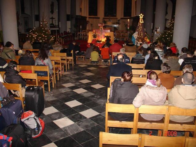 Taizé jongeren samen in de Sint-Genesiuskerk te Rode 