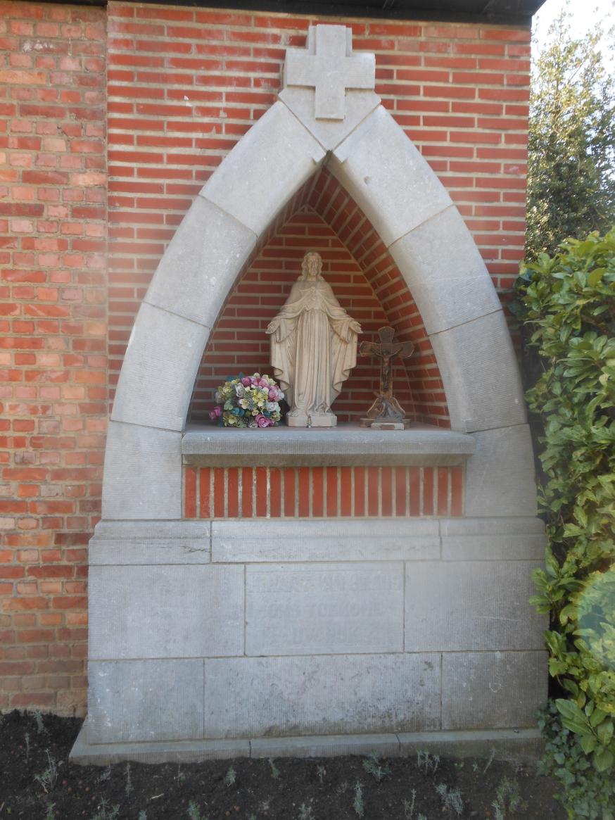 De Heilig-Hartkapel van de familie Debusscher. Merk vooral het verschil tussen de stenen in het stukje bijbouw met de nieuwe kapel en de oude muur links. 