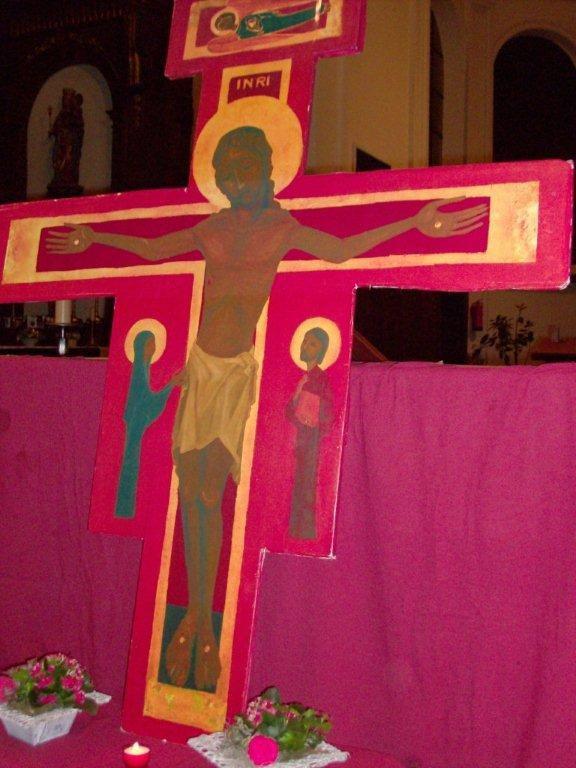 Het Taizé-kruis dat nog steeds gebruikt wordt tijdens de maandelijkse Taizé-gebedsmomenten in de kerk van Sint-Genesius-Rode 