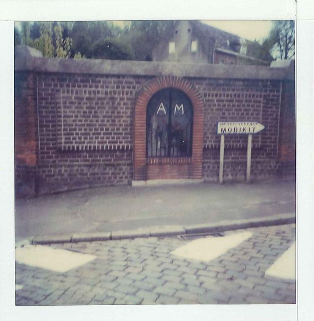 De kapel van Onze-Lieve-Vrouw van Lourdes op de hoek van de Kerkstraat en de Vroenenbosstraat tegenover het Gildenhuis. Nu geeft een grote poort toegang tot het pastoriedomein. (Polaroidfoto uit 1982) 