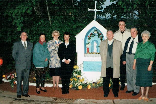 Inwijding van de kapel in 1996door toenmalig federatiepastoor Patrick Maervoet ter gelegenheid van ‘Zottenbergkermis’. Van links naar recht: Maurice Debremaeker, Lieve Spanoghe, Ines Copeleu, Ivo Baertsoen, wijlen Frans Van Haecke, Patrick Maervoet, wijle 