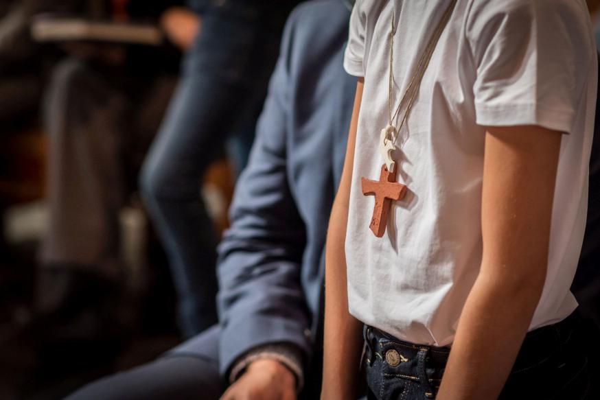 Vormselkruisje. Ik geloof in de Vader, bron van alle leven. Ik geloof in de Zoon, tochtgenoot voor onderweg. Ik geloof in de Geest, kracht voor mensen.  © Sophie Mordyck