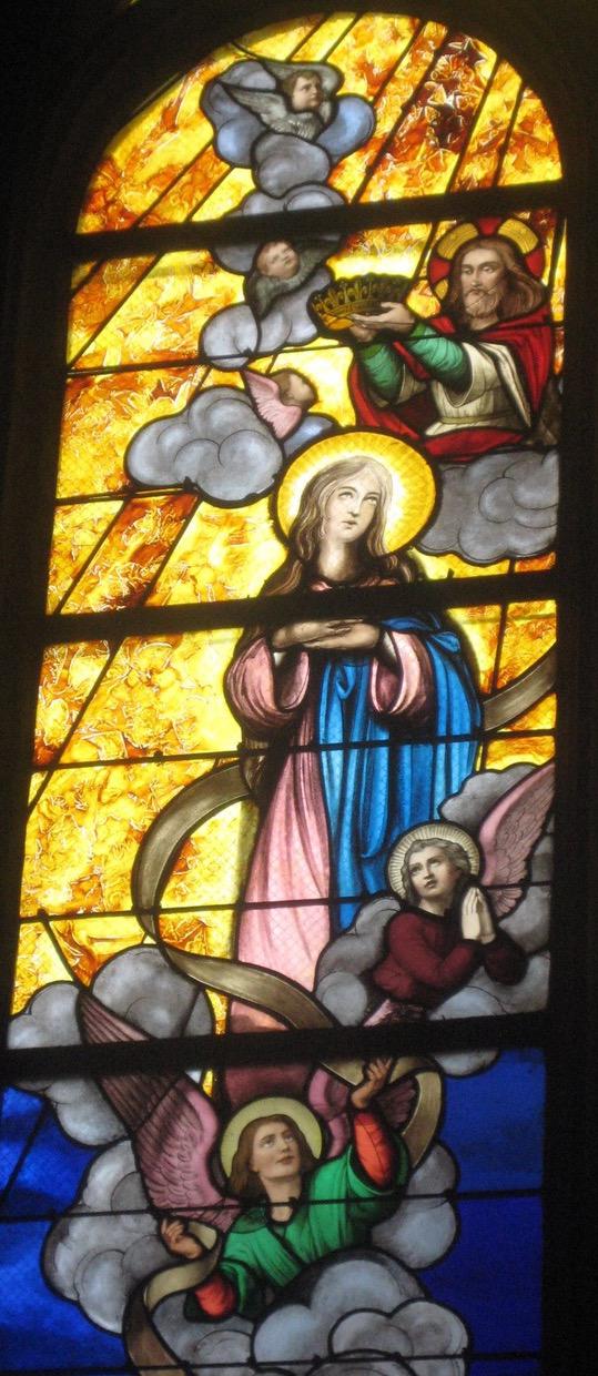 Kroning van Maria op een glasraam in de kerk van Wimy (Frankrijk) © L.J. 