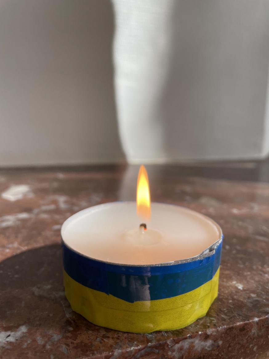 Schoolkinderen maakten deze kaars als een roep om vrede in Oekraïne.  