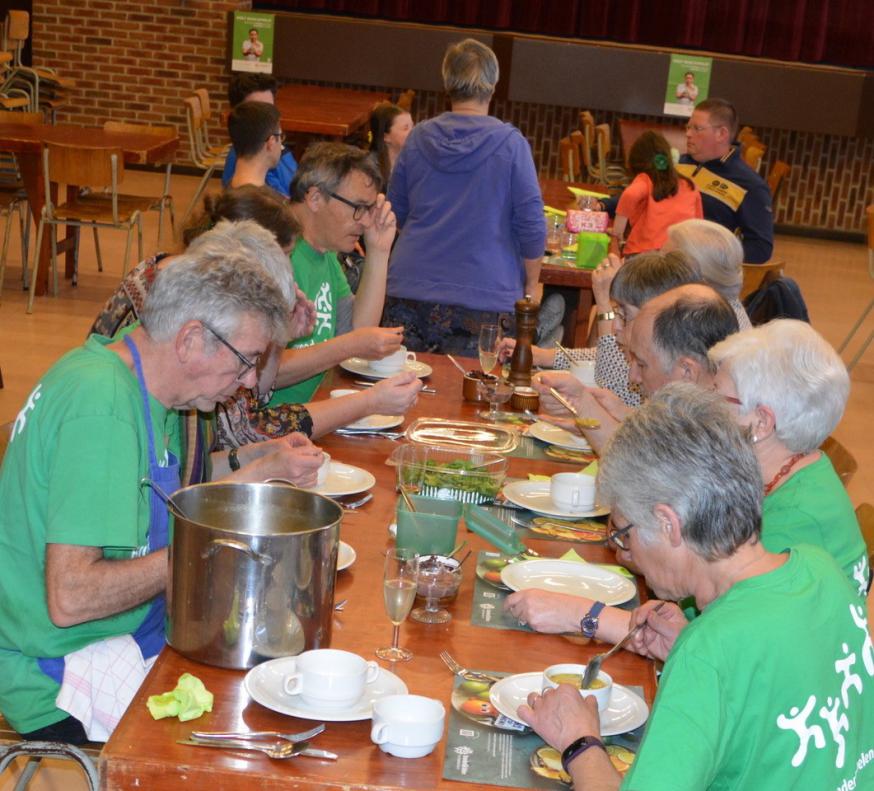 En zo eindigde het solidariteitsmaal 2019: moe maar tevreden: de werkers van het laatste uur! © Luk Hollebecq 