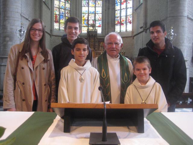 Pater Nand midden de 3 afscheid nemende misdienaars. Vooraan rechts Liam, die er pas bij is. Naast hem Gabriel, een ervaren en flinke misdienaar! © L.J. 
