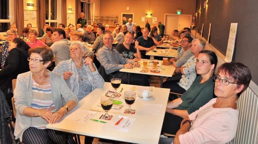 Eén en al aandacht voor het jaarprogramma van KWB, dan volgden spanning en ontspanning bij de supergeslaagde KWB-quiz! © Hedwig Silon 