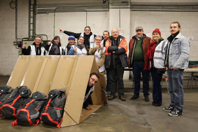 Foto: Pastoor Dirk gaat geregeld een handje toesteken bij het uitdelen van overlevingsrugzakken. © Een hart voor elkaar