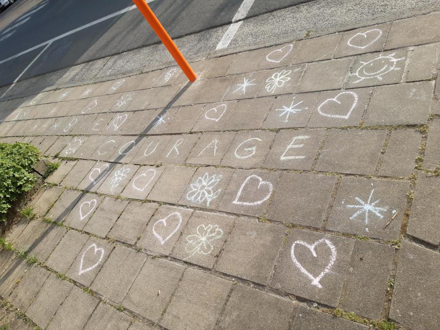 Kinderen schrijven straten vol om mensen moed te geven. © Walbert Defoort