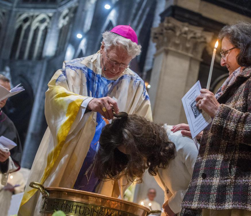 Doopsel van een catechumeen in de Sint-Baafskathedraal tijdens de paaswake voor Pasen in 2017 © Bisdom Gent/Frank Bahnmüller