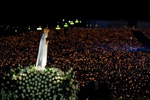 Gelovigen met paus Franciscus bij het genadebeeld van Onze-Lieve-Vrouw van Fatima © EWTN