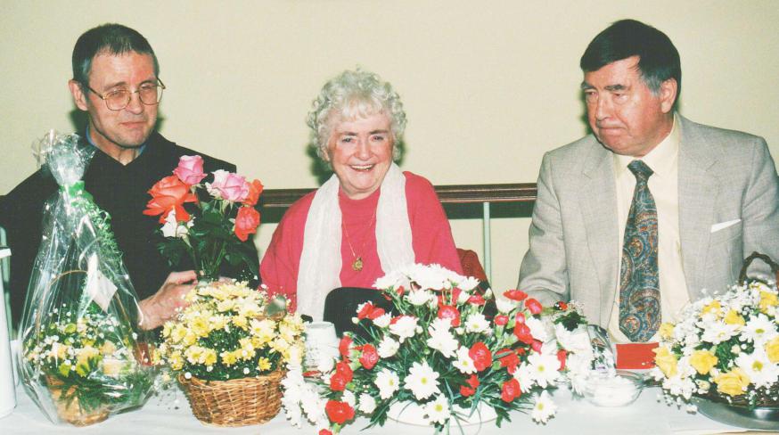 Feestje ter gelegenheid van de 82ste verjaardag van Marguerite, links haar geestelijke Leidsman P. Legrain, rechts Mr Dewinter © Chèvremont Jo Frederickx