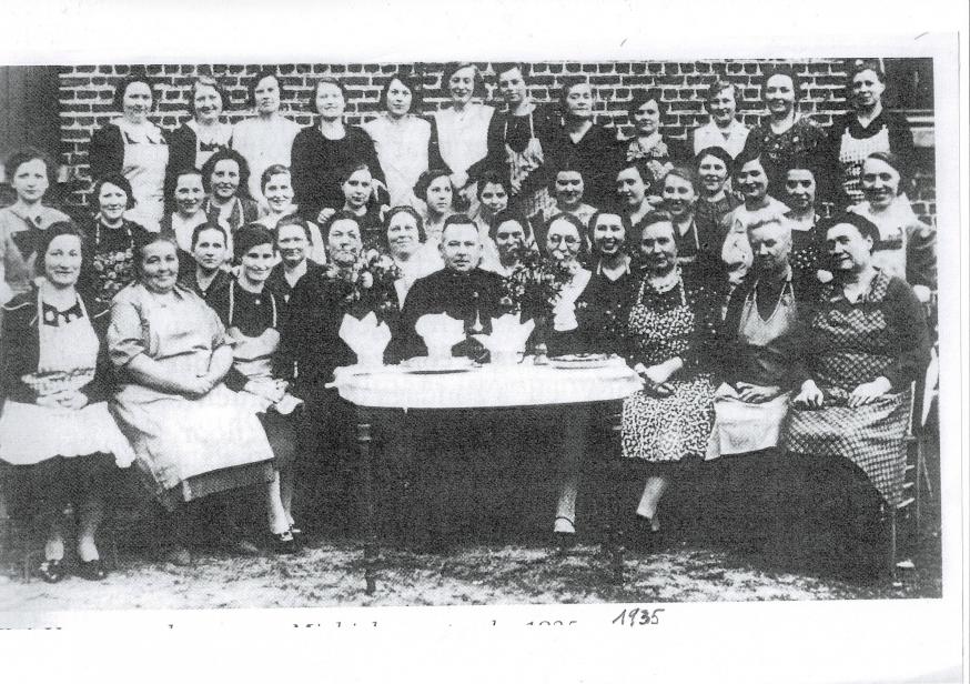 Het bestuur in 1935 op de foto met onderpastoor Michiels. 