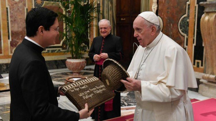 Franciscus ontmoet een delegatie van het Filipijns College © Vatican Media