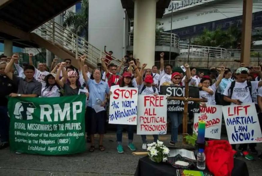 Zusters protesteren tegen de mensenrechtenschendingen onder president Duterte © Ucan