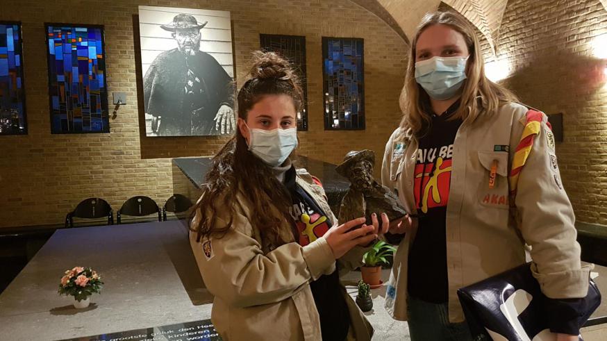 Twee leidsters van Akabe met de De Damiaanprijs, een bronzen Damiaankunstwerk van de Leuvense kunstenaar Willy Peeters © Damiaan Vandaag Twee leidsters van Akabe met de De Damiaanprijs, een bronzen Damiaankunstwerk van de Leuvense kunstenaar Willy Peeters © Damiaan Vandaag