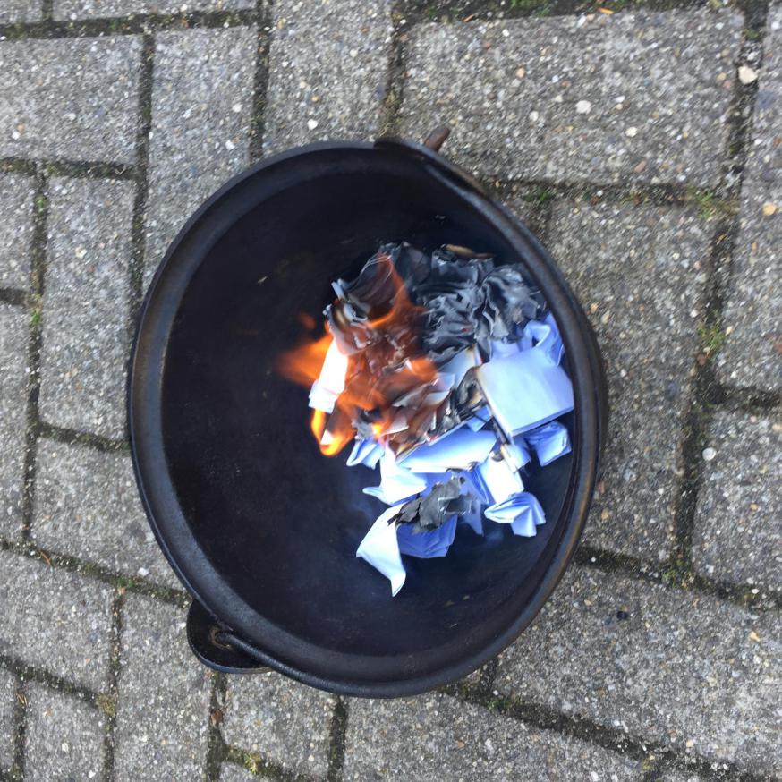 Beginnen met een propere lei: de boetebriefjes werden symbolisch verbrand.  © Dirk Bellens 2021