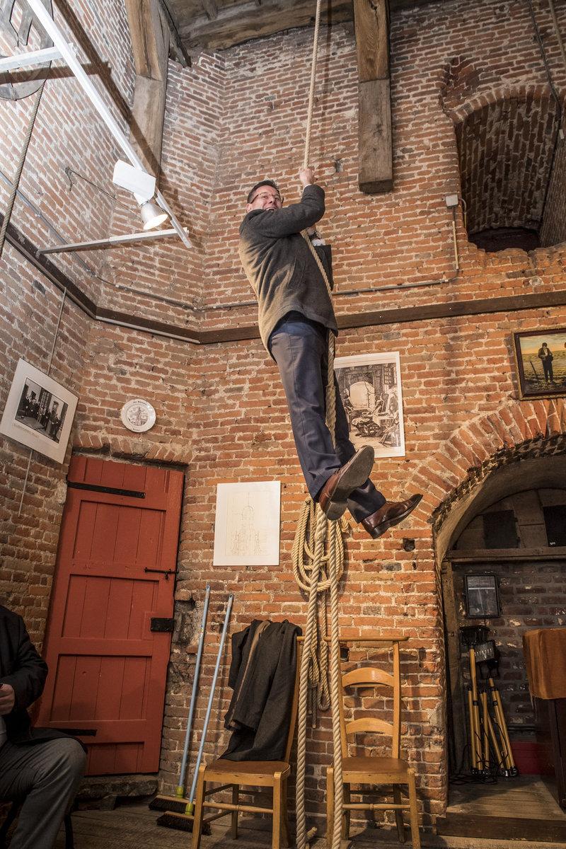 acoliet aan het koord voor de klok te doen luiden 