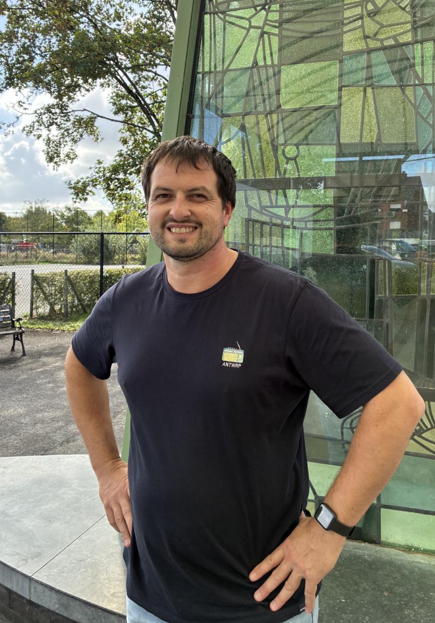 LERAAR KRISTOF FOLLET VIERT DIT JAAR ZIJN PORSELEINEN LEERKRACHTEN-JUBILEUM. © P.E. Sint-Maarten Koekelare