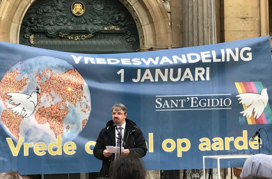 Federaal procureur Frédéric Van Leeuw neemt het woord aan het slot van de Vredeswandeling van Sant'Egidio in Antwerpen © Benoit Lannoo