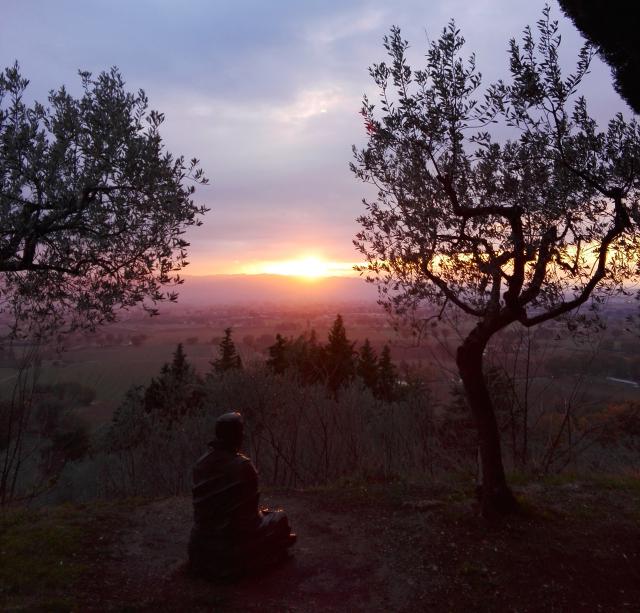 Beeld van de mediterende Franciscus aan het klooster van San Damiano in Assisi. © Babs Mertens