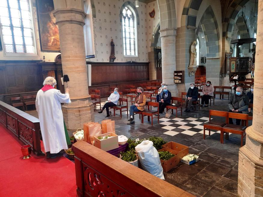 Wijding van de palmtakken in de kerk van Wachtebeke-april 2021  © PM