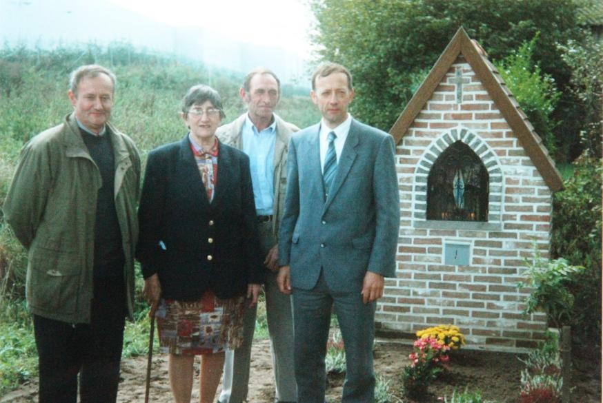 Kapel in de Nokerstraat te Desteldonk bij de inzegening op 3 oktober 1999. V.l.n.r. Michel De Rycke, Alma Schatteman, Willy Polfliet, Georges Reynvoet  © LG Desteldonk