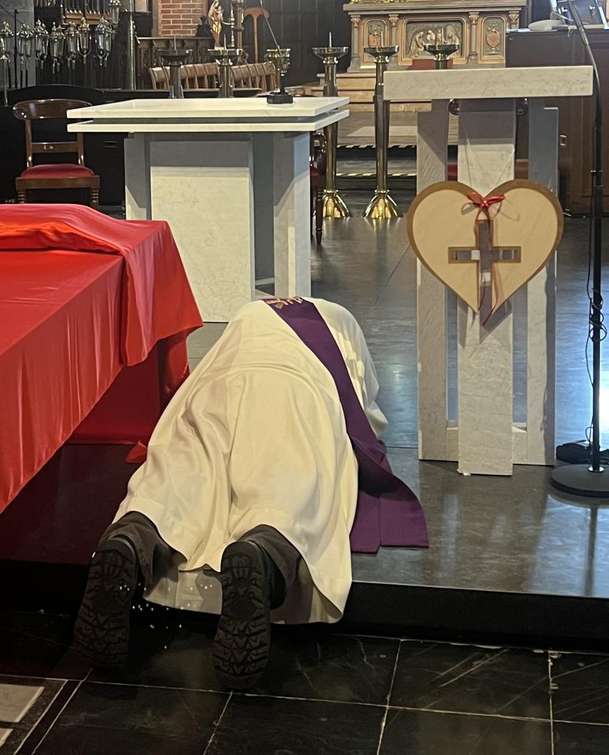 Voor aanvang van de kruishulde op Goede Vrijdag gaan priester en diaken op de grond liggen. "In Uw handen beveel ik mijn geest" 