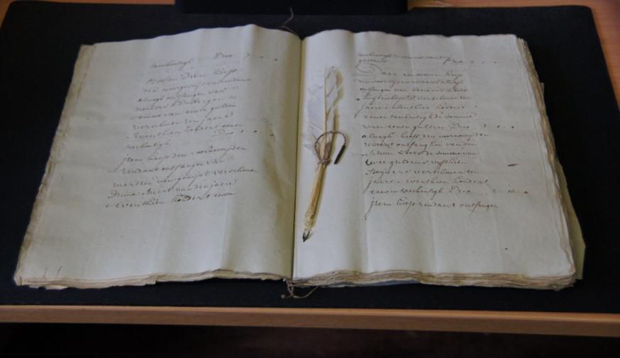 Ganzenveer als schrijfpen gevonden tussen archiefstuk; we waanden ons plots een paar honderd jaar terug in de tijd. © Jef Verdonck