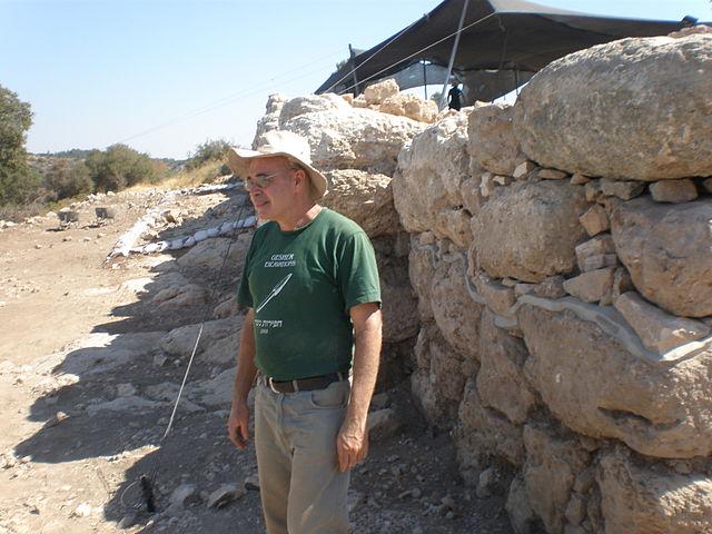 Professor Yosef Garfinkel op de site van Khirbet Qeiyafa © Wikimedia