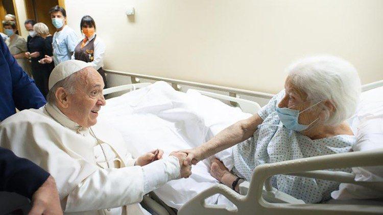 Paus Franciscus op bezoek in het Gemelliziekenhuis in Rome © Vatican Media