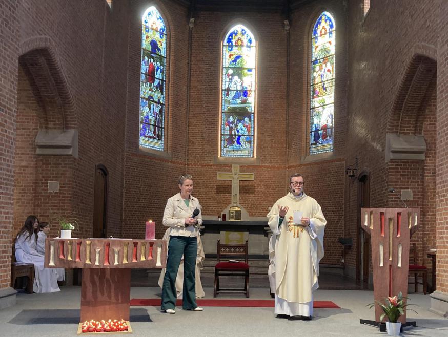 Pastor Gino en Hadewig tijdens een van onze gedialogeerde preken © Sophie Vanhaverbeke