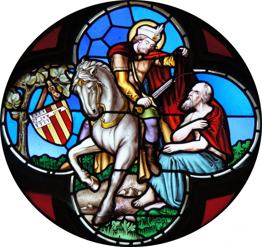 Rond glasraam aan de hoofdingang van de Sint-Martinuskerk in Retie. © Frank de Ceulaer