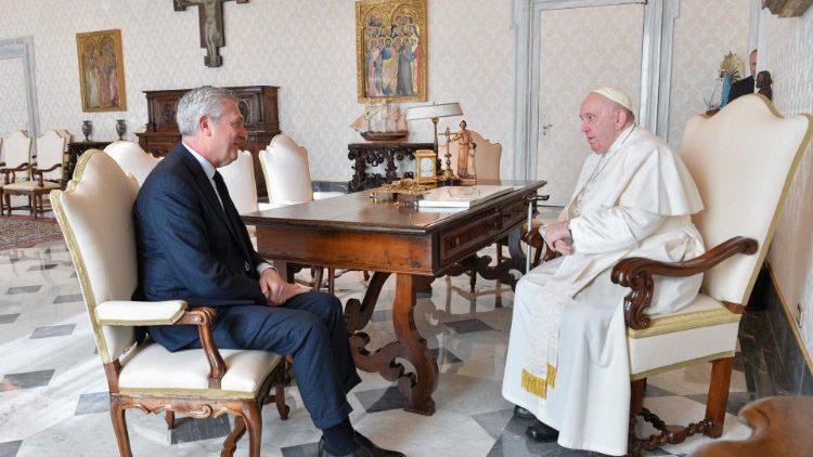 Filippo Grandi bij paus Franciscus © Vatican Media