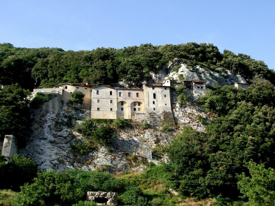 Het heiligdom van de franciscanen in Greccio © ofm. Het heiligdom van de franciscanen in Greccio © ofm.