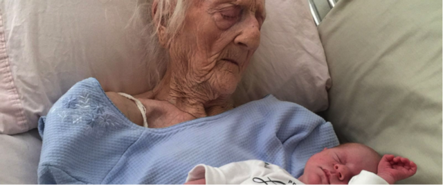 Foto: S. Hamm; 101-jarige R. Camfield met achterkleindochter, net voor haar dood