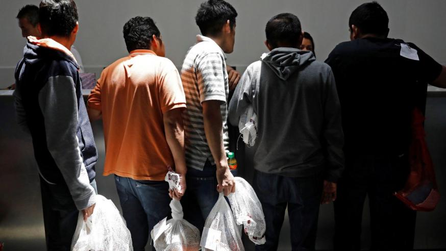 Guatemalteekse migranten bij aankomst in de VS op 12 juli 2019 © VaticanNews