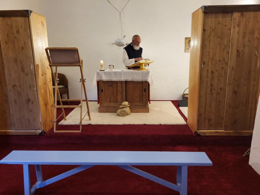 Broeder Guerric in de zelf ingerichte kapel in de voormalige abdij van Prébenoit. 