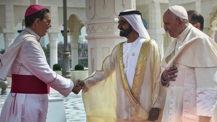 Ayuso Guixot (links) met de premier van de Verenigde Arabische Emiraten, Al Maktoum  © Vatican Media