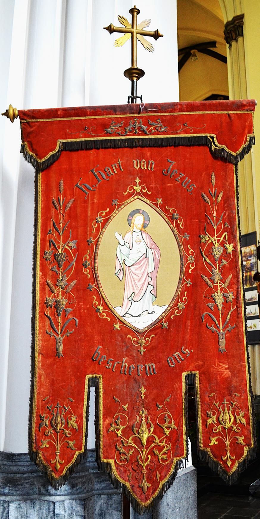 In de St.-Egidiuskerk vinden we nog een waardevol processievaandel gemaakt bij Van Severen (Sint-Niklaas) ter ere van het H. Hart 