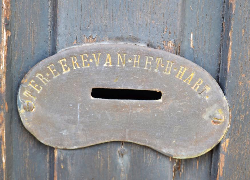 Omdat de H. Hartkapel langs de Lijkveldestraat (Sint-Pauwels) niet meer toegankelijk is (was) konden de parochianen toch nog een gift doen via de offerblok in de toegangsdeur 