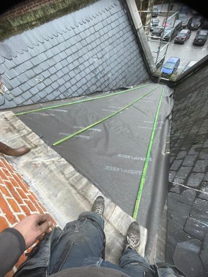 Een zeil over het dak moet de kerk beschermen tegen de grote hoeveelheid water die van het schip van de kerk naar beneden stroomt. 