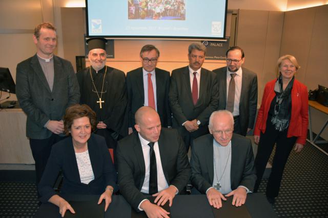 Groepsfoto van staatssecretaris Theo Francken met de vertegenwoordigers van de erkende erediensten in ons land. © Sant'Egidio
