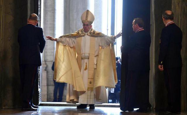 Paus Franciscus opende kort daarvoor het Jaar van de Barmhartigheid © SIR Paus Franciscus opende kort daarvoor het Jaar van de Barmhartigheid © SIR