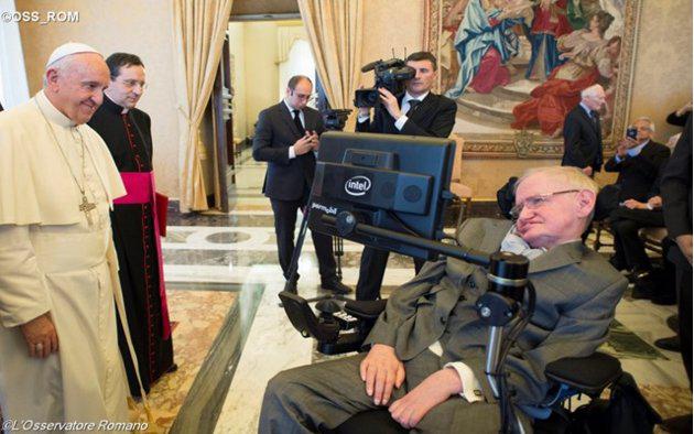Ook Stephen Hawking werd ontvangen door paus Franciscus © Osservatore Romano