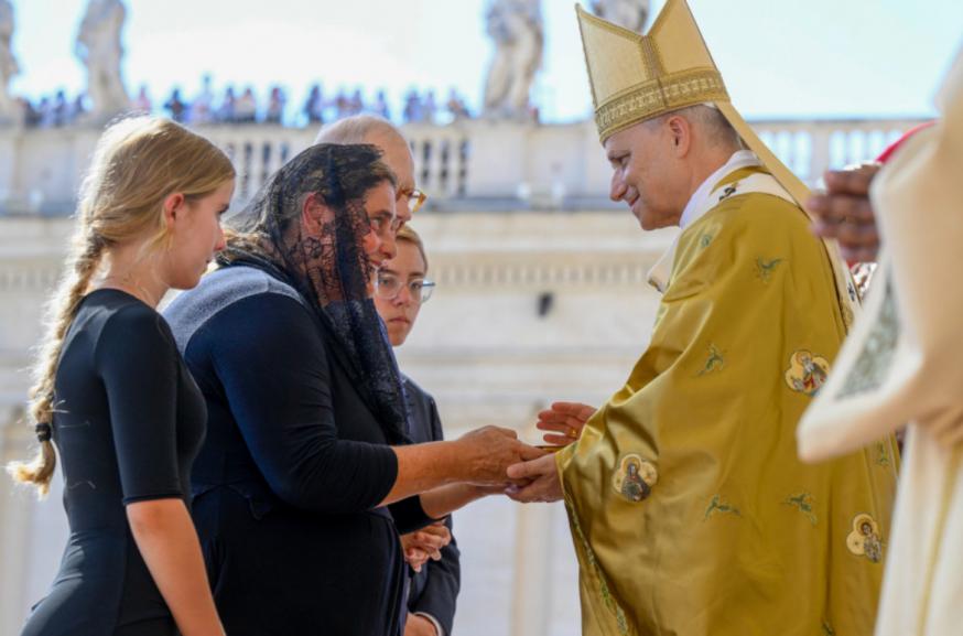 7 september 2025: paus Leo XIV begroet de ouders, broer en zus van Carlo Acutis. © KNA