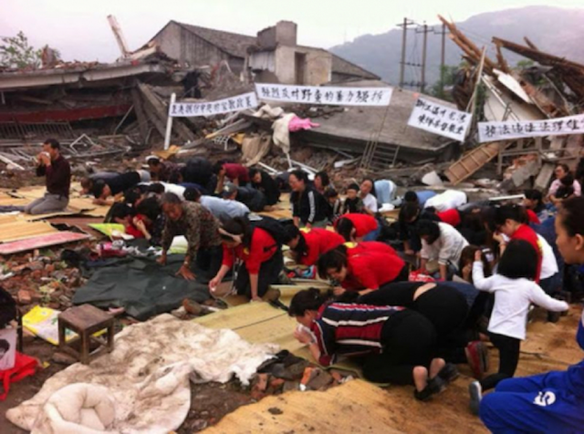 Gelovigen verzetten zich tegen de ontruiming van een kerk in Henan © Asianews Gelovigen verzetten zich tegen de ontruiming van een kerk in Henan © Asianews
