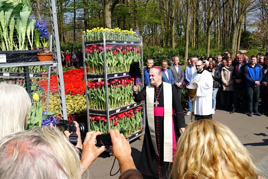 De bisschop van Rotterdam zegent de bloemen voor hun vertrek © Bisdom Rotterdam De bisschop van Rotterdam zegent de bloemen voor hun vertrek © Bisdom Rotterdam