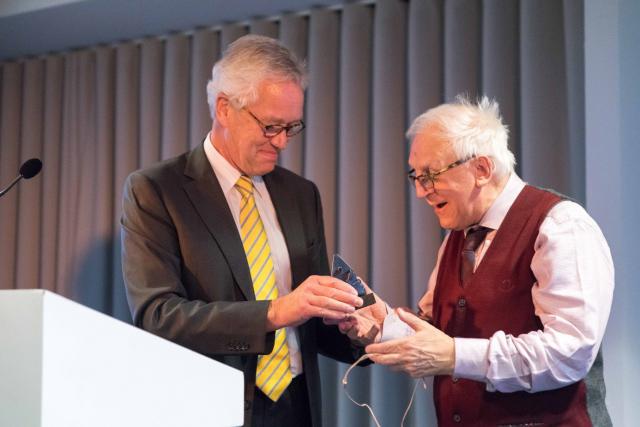 Henk Masselink, voorzitter van de Maçonnieke Stichting Ritus en Tempelbouw,  overhandigt de 4de Ritus en Tempelbouw Oeuvreprijs aan prof. em. Roger Burggraeve in Zeist © KU Leuven